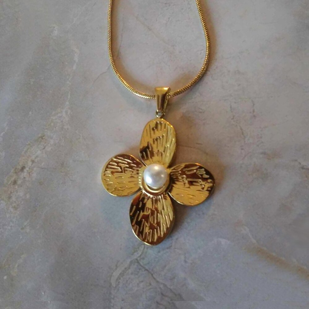 NEW Gold Flower Pearl Necklace